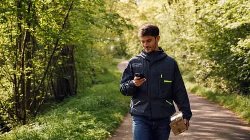 Kurier findet mit Handy präzisen Lieferort im Park ohne klassische Adresse