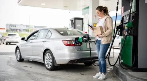 Frau gibt Amazon-Retoure an Tankstelle ab und tankt mit Rabattgutschein