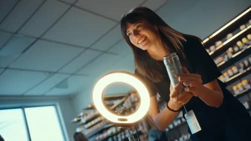 Content Creator präsentiert Produkt live – Amazons Social-Commerce-Strategie