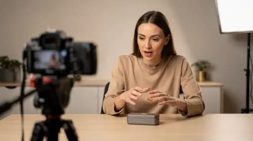 Content-Creatorin erklärt Produkt im Studio für shoppable Video auf YouTube