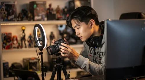 Junger chinesischer Content-Creator filmt Video im modernen Studio für Bilibili-Community
