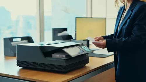 Mitarbeiterin scannt Papierbelege in modernem Büro als Sinnbild für KI-gestützte Buchhaltung