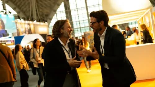 Fachbesucher im Gespräch auf moderner Messe für Flottenmanagement-Branchentreff