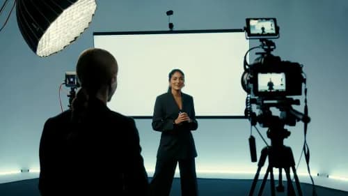 Speakerin präsentiert live im modernen Streaming-Studio für digitale Konferenz