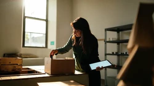 Händlerin verpackt alternatives Produkt trotz Lieferengpass im hellen Lager