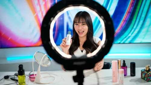 Livestream-Verkäuferin präsentiert Produkt im chinesischen E-Commerce-Boom