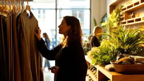 Kundin erlebt emotionalen Moment in modernem Concept Store als Symbol für Markenloyalität