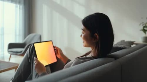 Frau shoppt entspannt zuhause auf Tablet mit personalisierten Empfehlungen im Onlineshop