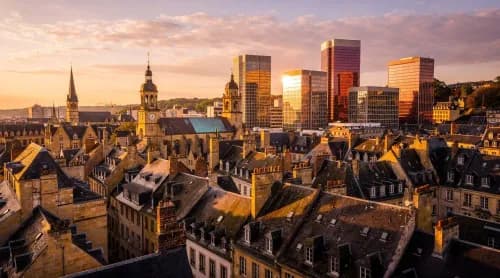 Luxemburgs Altstadt und moderne Bankarchitektur symbolisieren Tradition und digitale Erneuerung