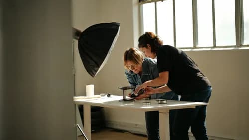 Team gestaltet Produktfotos für eigenen Onlineshop – Symbolbild für unabhängige Kanalstrategie im Handel