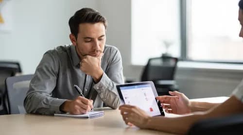 UX-Forscherin beobachtet Testperson bei Usability-Test einer Shopping-App im Büro