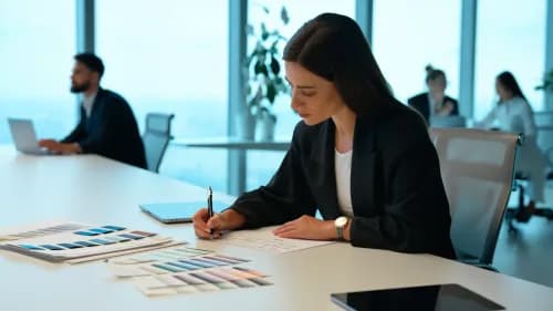 Mitarbeiterin erstellt markenkonformes Dokument mit Vorlagen im modernen Büro