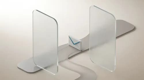 3D-Illustration: stilisierter Umschlag verbindet zwei Glaspaneele als Symbol für Datenaustausch